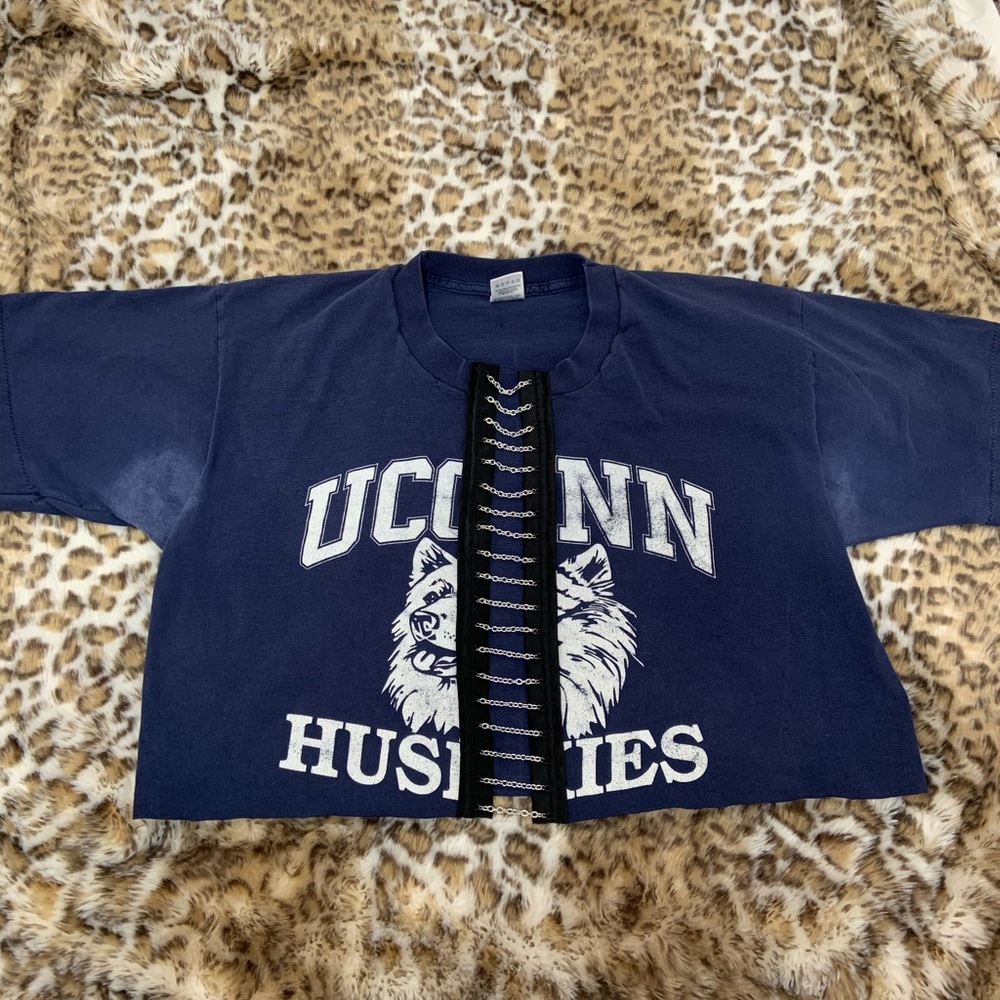 uconn reworked chain tee
